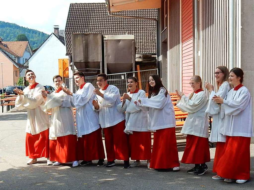 Swingende Ministranten und frhliche Musik: Der Festgottesdienst riss die Besucher im wahrsten Sinne des Wortes von den Bnken.