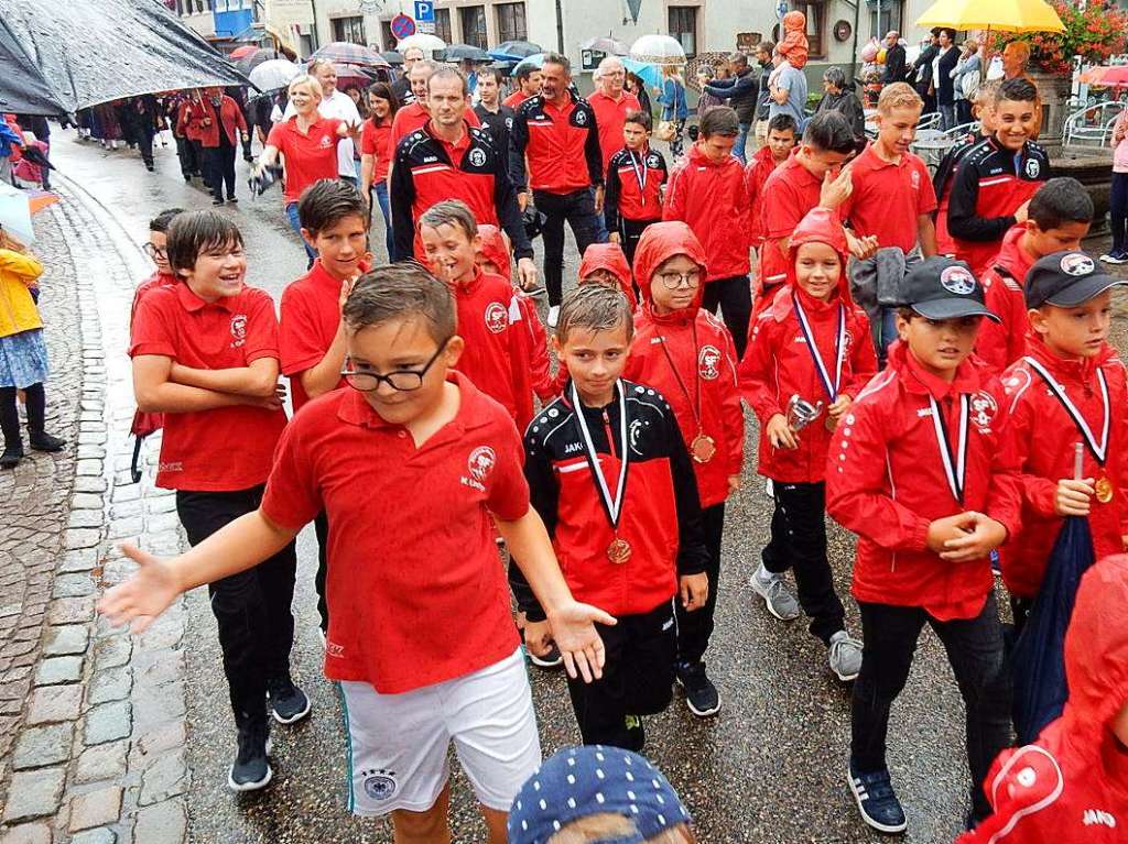 Einer von vielen frhlichen Farbtupfern des Festumzugs war die Jugendabteilung der Sportfreunde Elzach-Yach.