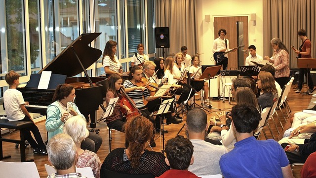 Alle Mitwirkenden plus Musikschulleite...ation &#8222;Music is my Life&#8220;.   | Foto: Hildegard Karig