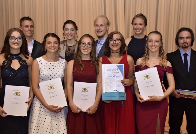 Die Preistrger beim Abschlussball zum Abitur am Kreisgymnasium   | Foto: Thomas Biniossek