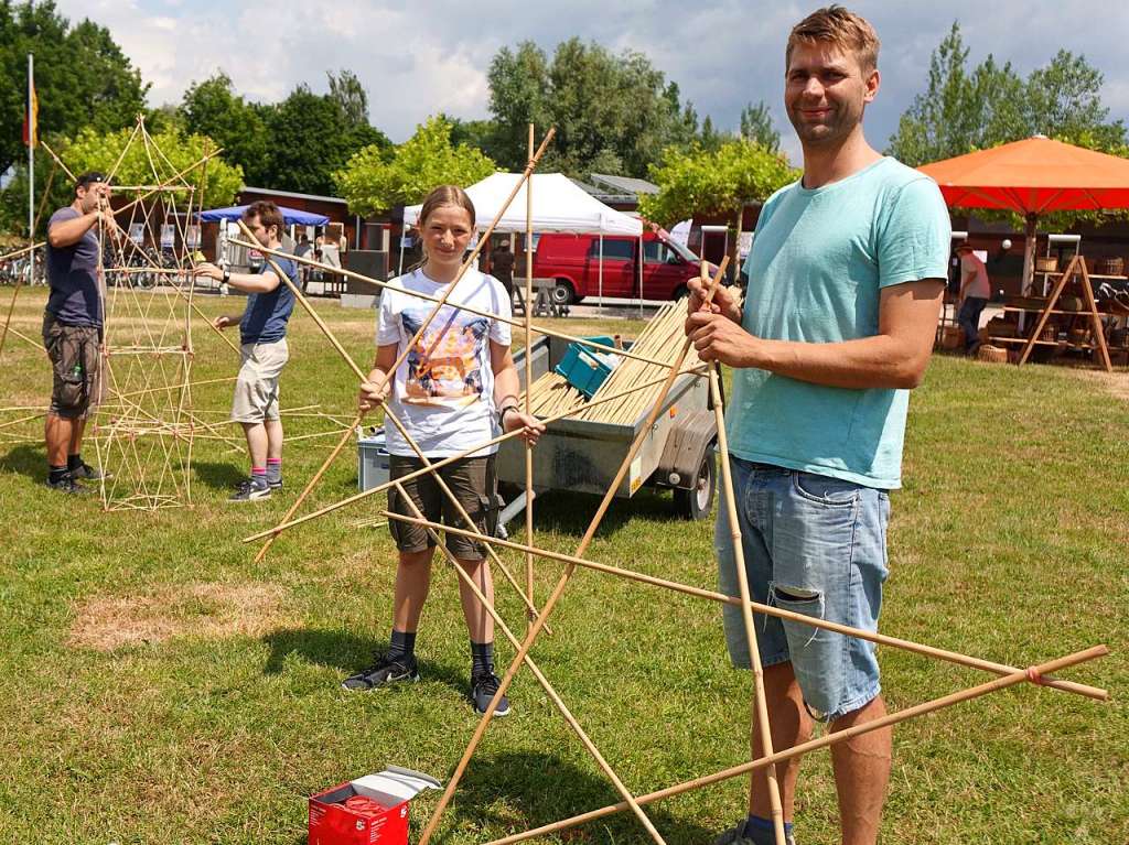 Objekte aus Bambusstben entstanden unter Anleitung von Jakob Zwigart (rechts)