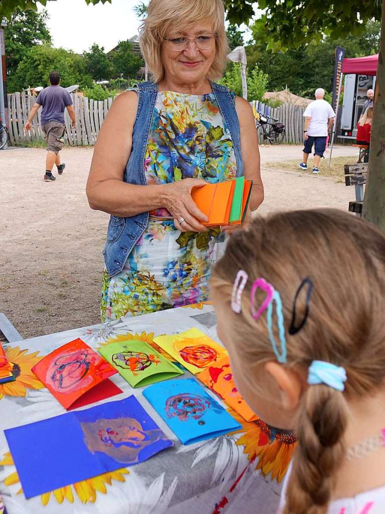 Bunte Karten konnten am Tisch der Kunstkche des St. Josefshauses bemalt werden