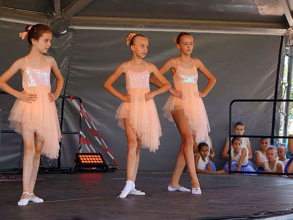 Anmutigen Tanz zeigen Ballettschlerinnen im Vacono-Dome