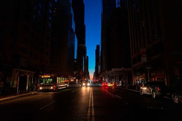 Nur Autos und Busse sorgten in den dun...raen Manhattans noch fr Beleuchtung.  | Foto: David Dee Delgado (AFP)