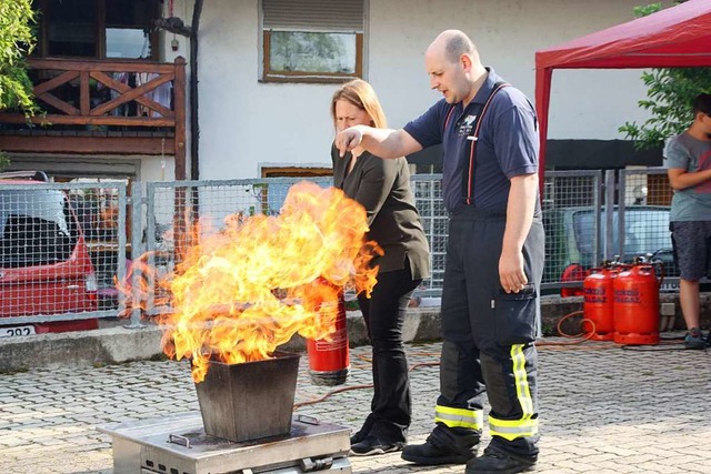 Wie man richtig ein Feuer lscht, erkl...inger Feuerwehr bei ihrem Mitmachtag.   | Foto: Gerd Leutenecker