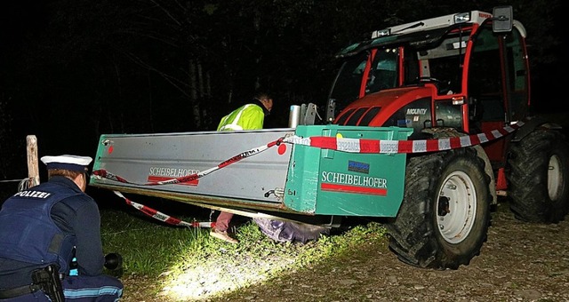 Polizisten untersuchen den Unglckstraktor.  | Foto: Benjamin Liss (dpa)