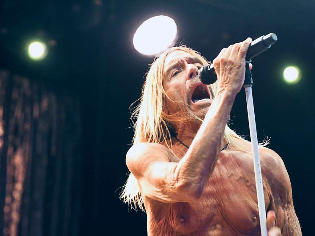 Hhepunkt und Finale im Regen: Mit dem Konzert von Iggy Pop gingen am Sonntagabend die Marktplatzkonzerte von „Stimmen“ zu Ende. 