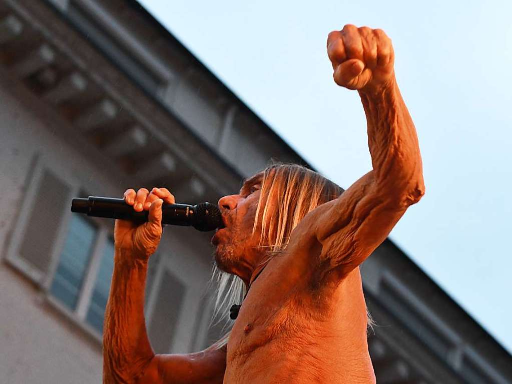 Iggy Pop und Fmina auf dem Lrracher Marktplatz