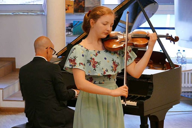 Laura Ochmann (Violine) und Georgi Mun...ssiges Konzert im Wehrer Stadtmuseum.   | Foto: Hrvoje Miloslavic
