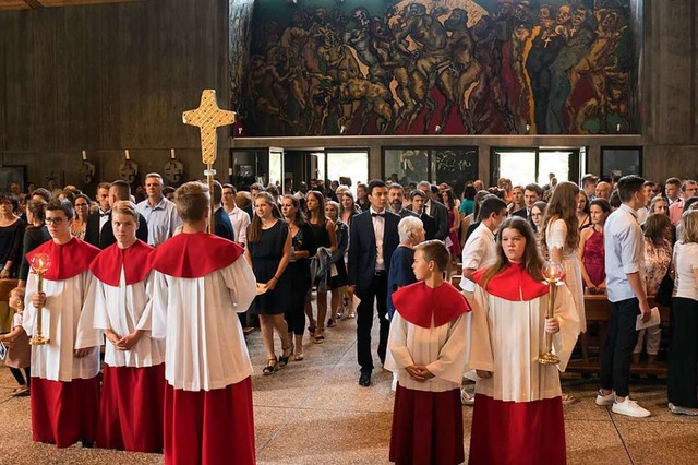 Feierlicher Einzug der Firmlinge in die Kirche St. Jakobus.  | Foto: Helmut Rothermel