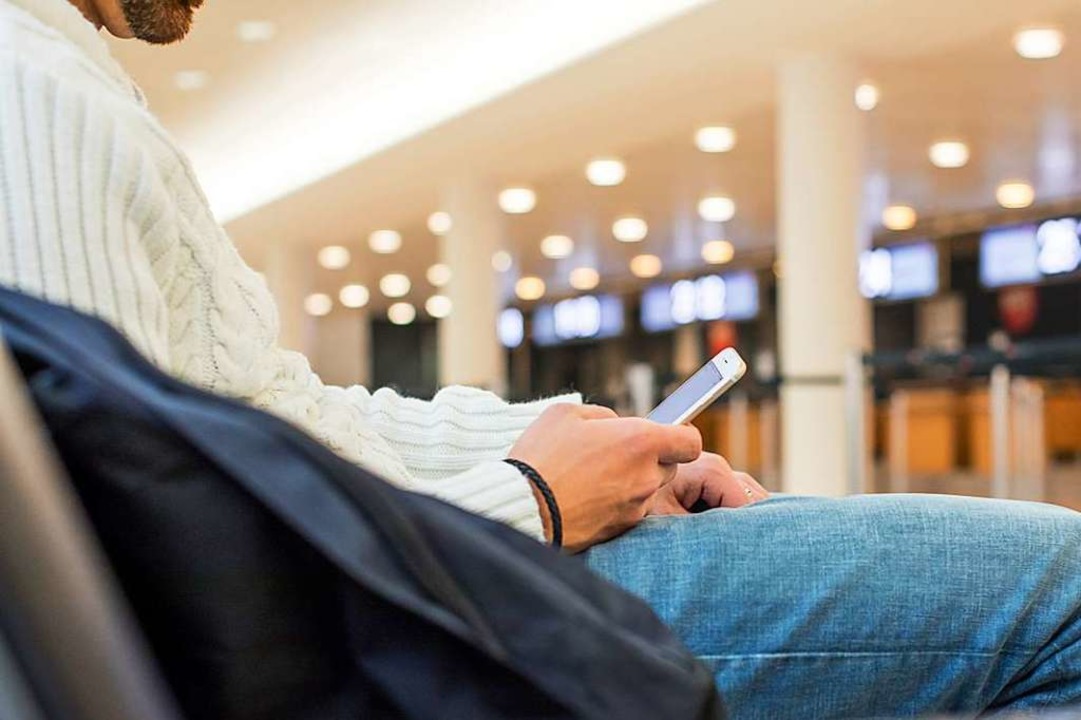 Immer dabei: das Smartphone  | Foto: Christin Klose (dpa)