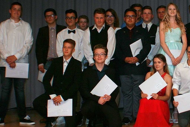 Alle 25 Absolventen der 9.  Klasse der...r Abschlusszeugnis in Empfang nehmen.   | Foto: Hans-Jochen Kpper