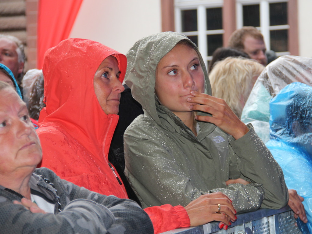 Beim einzigen verregneten Konzert des Sommersound 2019 mussten Regencapes her.