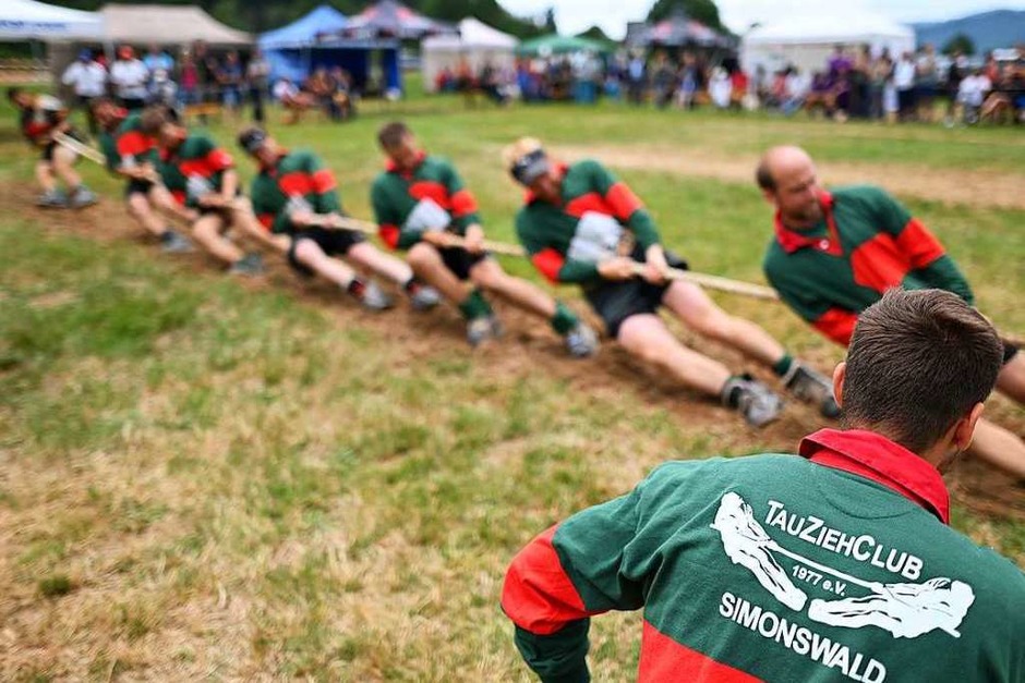 Impressionen rund um die erste Runde zur deutschen Meisterschaft der Männer (Gesamtgewicht bis 700 Kilogramm) und der Jugend (bis 450 Kilogramm) auf dem Festgelände in Kirchzarten-Dietenbach. (Foto: Patrick Seeger) Impressionen rund um die erste Runde zur deutschen Meisterschaft der Männer (Gesamtgewicht bis 700 Kilogramm) und der Jugend (bis 450 Kilogramm) auf dem Festgelände in Kirchzarten-Dietenbach. (Foto: Patrick Seeger)