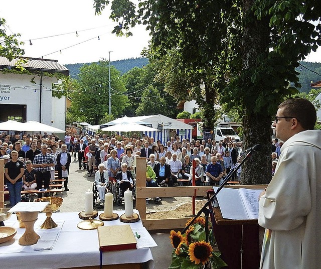 Dizesanjugendseelsorger Claudius Dufn...hild vor, das aufs Wrthfest verwies.   | Foto: Kurt Meier