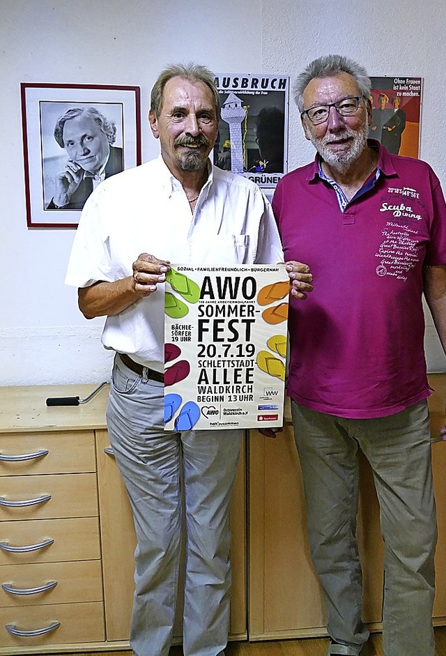 Klaus Laxander (r.) und Bernd Zettl fr...f dem Bild die AWO-Grnderin Juchacz.   | Foto: Sylvia Sredniawa