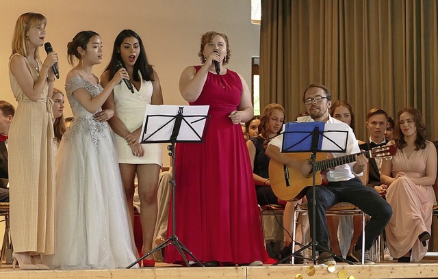 Kim Ngo, Astrid Magendie, Sarah Moroni...er des OGW mit Liedern von Lady Gaga.   | Foto: Yvonne Siemann