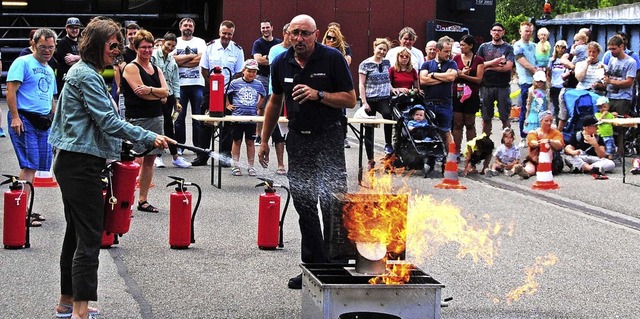 Stefan Kirn (Mitte) erluterte, was ma... dem Feuerlscher alles beachten muss.  | Foto: Norbert Sedlak