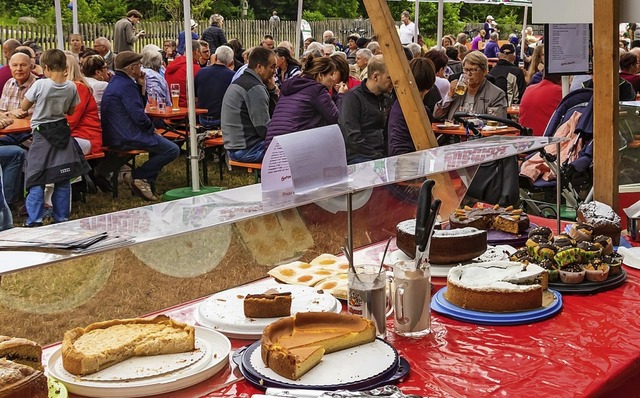 Eine reichhaltige Kuchentheke lie zur...rachtenkapelle Rothaus (Bild rechts).   | Foto: Christiane Seifried