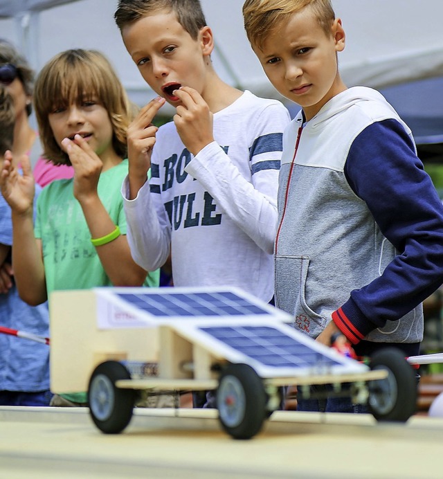 Die Solarflitzer lassen manch einen jungen Zuschauer an der Piste nur staunen.  | Foto: Sandra DEcoux-KOne