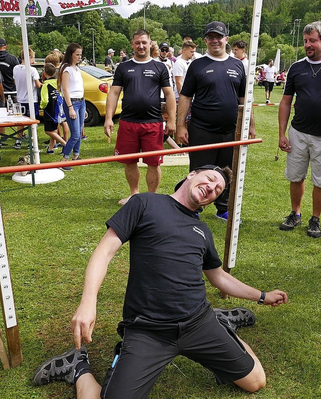 Erster Limbo-Versuch bei 1 m gescheite...ht, doch die Knie berhrten den Boden.  | Foto: Eva Korinth