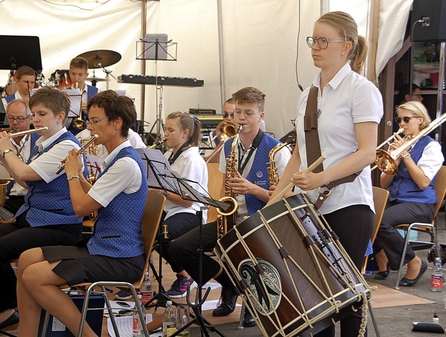 Beim Konzert des Musikvereins Minseln ...Cline Ryffel auf der Basler Trommel.   | Foto: Petra Wunderle