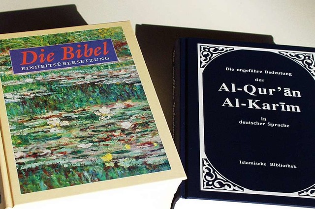 Die Bibel und der Koran: Viele fordern...n groen Religionen der heutigen Zeit.  | Foto: Bernd Fackler
