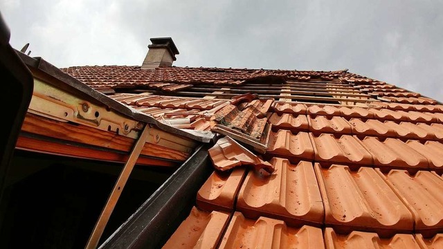 Eine Windhose riss ein geschlossenes Dachfenster auf ...  | Foto: Gertrud Rittner