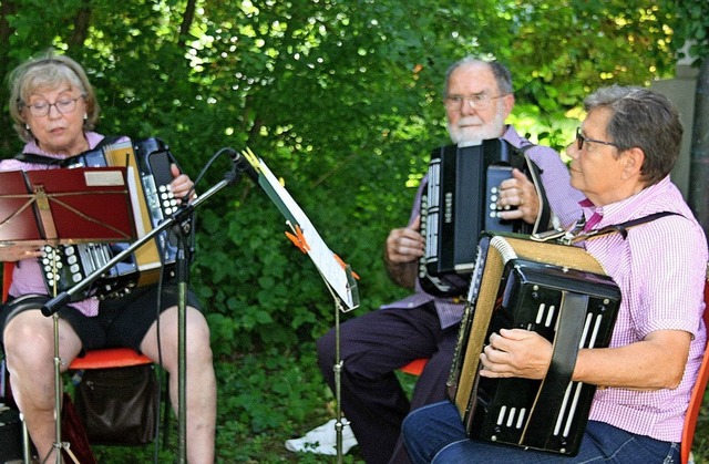 Unterm schattigen Bltterdach spielte ... Sommerfest des Mnnerchors Maulburg.   | Foto: Ralph Lacher