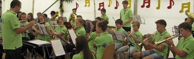 Auch die Bernauer Jugendkapelle hat di...ste im Zelt musikalisch unterhalten.   | Foto: Ulrike Spiegelhalter