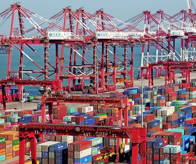 Container im Hafen von Qingdao  | Foto: Yu Fangping (dpa)