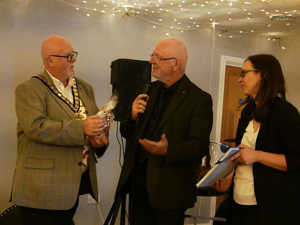 Brgermeister Phil Goodall mit Tonio Palick und Annette Huber beim stdtischen Empfang