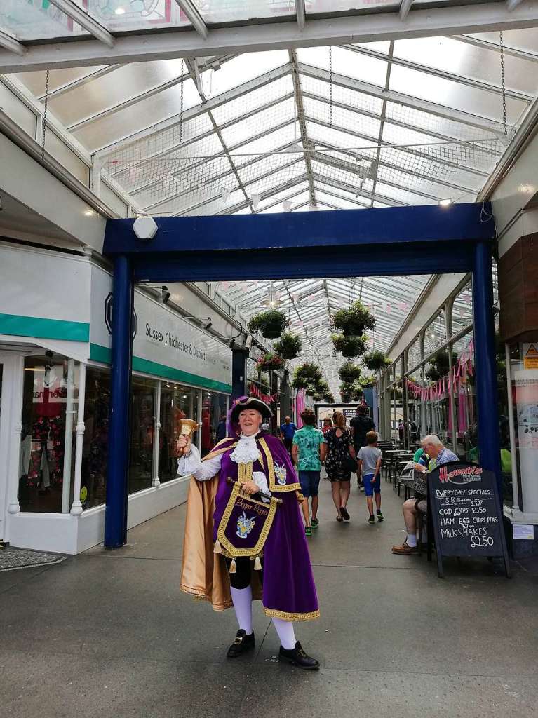 Stadtschreierin (Town-Crier and Bellringer) Jane Smith in den Arkaden