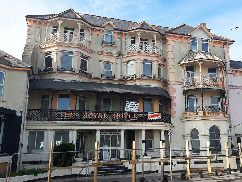 Morbider Charme: Das alte Royal Hotel an der Pier wird ausgekernt.