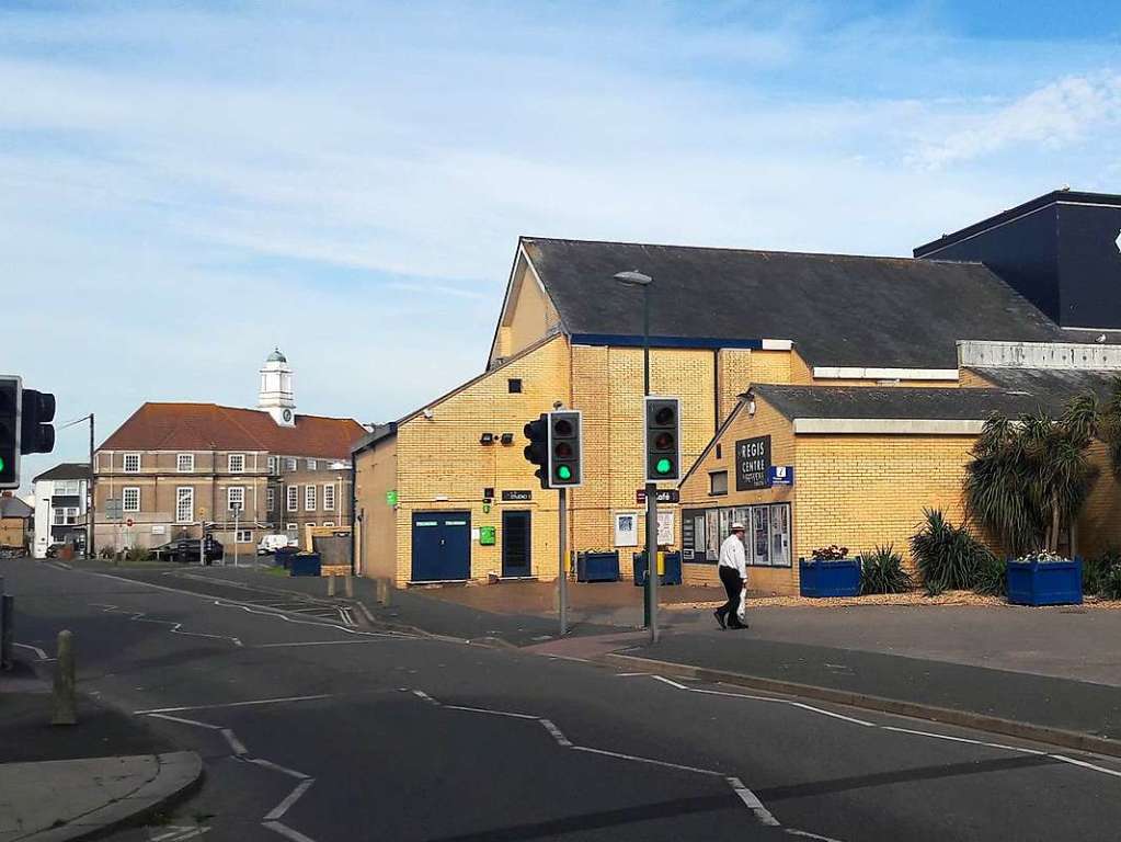 Rathaus (im Hintergrund) und Alexandra-Theater zwischen Stadtkern und Strand