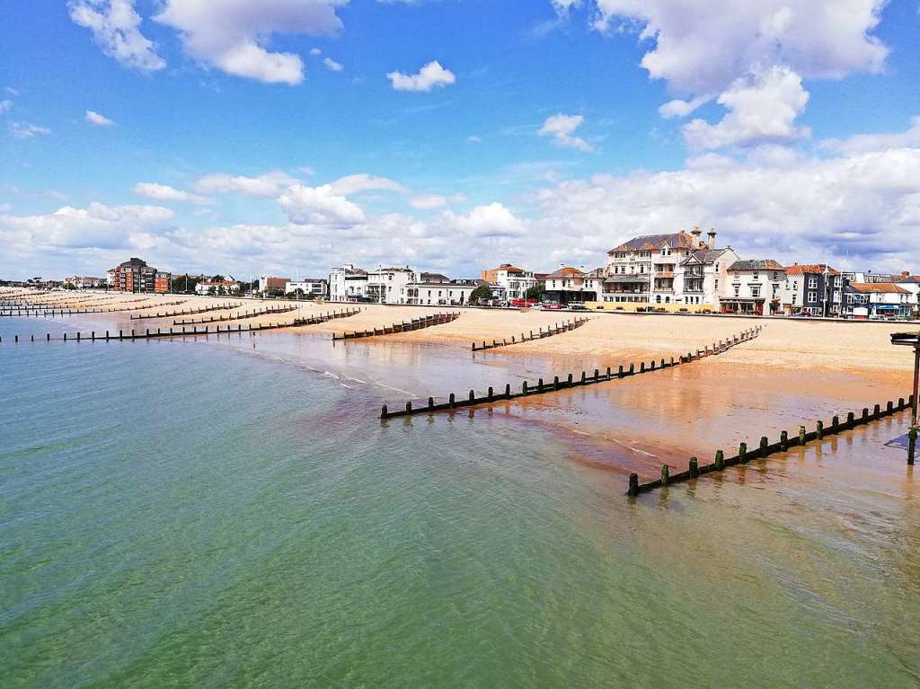 Strand und Bunen: als Kiesstrand einer der saubersten von Grobritannien