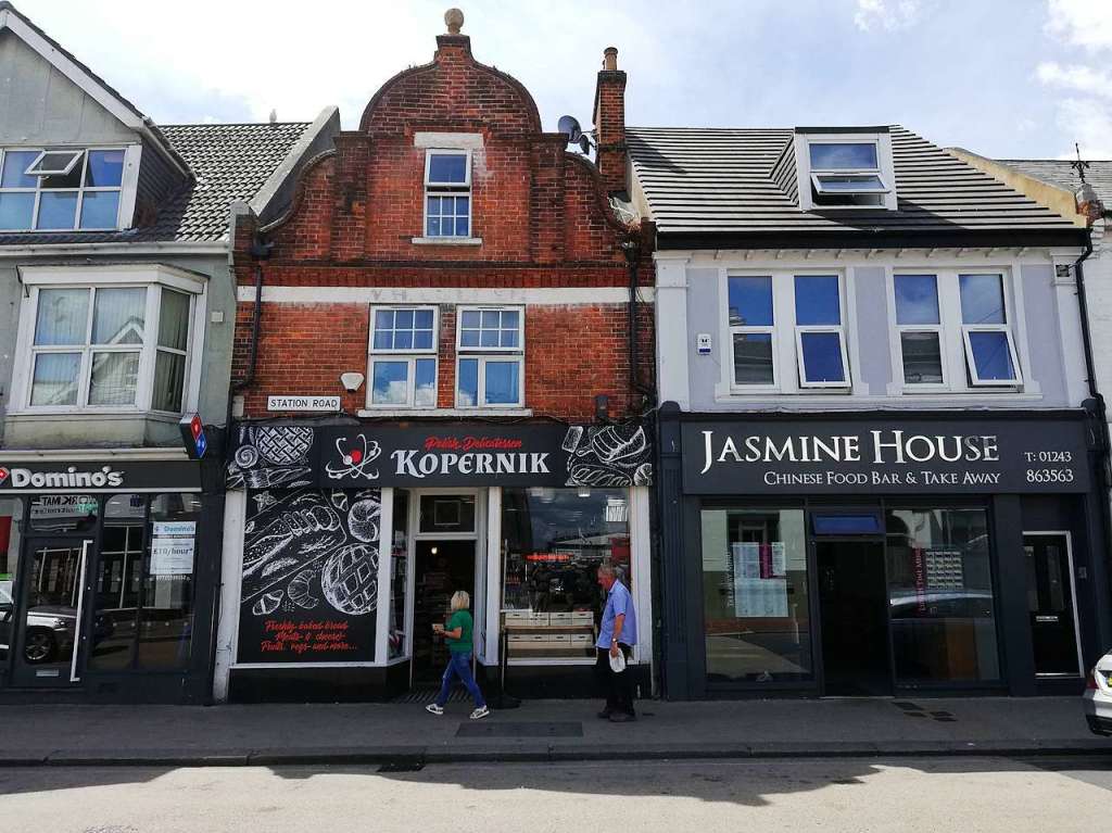 Einer von vielen polnischen und baltischen Lden im Stadtkern, daneben ein chinesisches Restaurant: Bognor Regis war mehrheitlich fr den Brexit