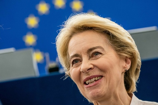 Ursula von der Leyen wirbt  im EU-Parlament fr ihre Person.  | Foto: Michael Kappeler (dpa)
