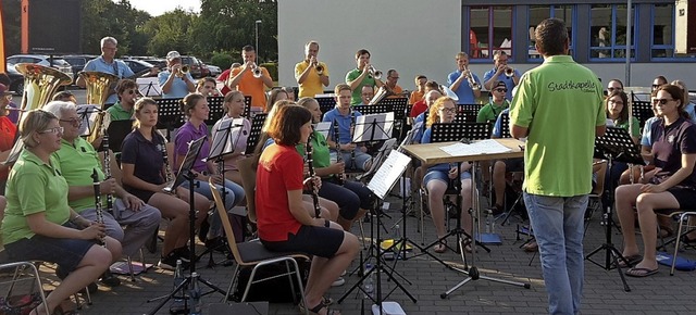 Die Stadtkapelle spielt vor ihrer &#82...m Gelnde der Konrad-Adenauer-Schule.   | Foto: Stadtkapelle