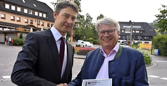 Dehoga-Geschftsfhrer Alexander Hangl...berne Ehrennadel des Landesverbandes.   | Foto: Thomas Biniossek