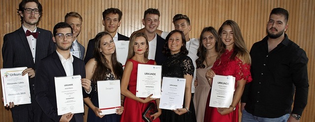 Die Preistrger des Abiturjahrgangs 2019 am Wirtschaftsgymnasium Lrrach   | Foto: Schule