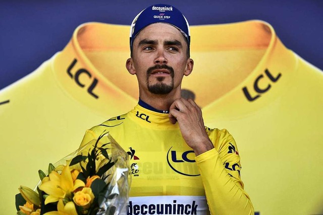 Im  gelben Trikot: Julien Alaphilippe   | Foto: MARCO BERTORELLO (AFP)