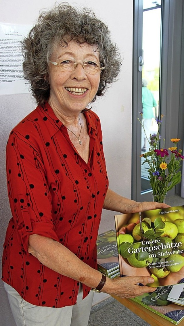 Felicitas Wehnert mit ihrem Buch ber ...e, das sie in Eichstetten vorstellte.   | Foto: Horst David