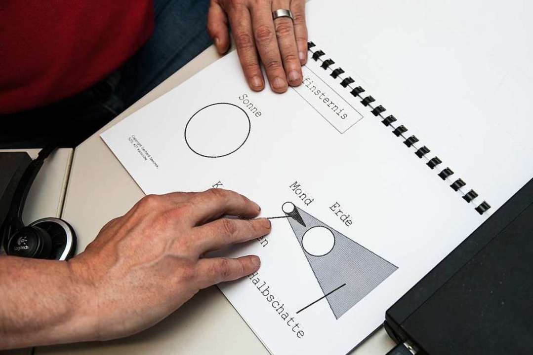 Der begeisterte Astronom Gerhard Jawor...r in Gundelfingen sein neues Buch vor.  | Foto: Anne Behrendt