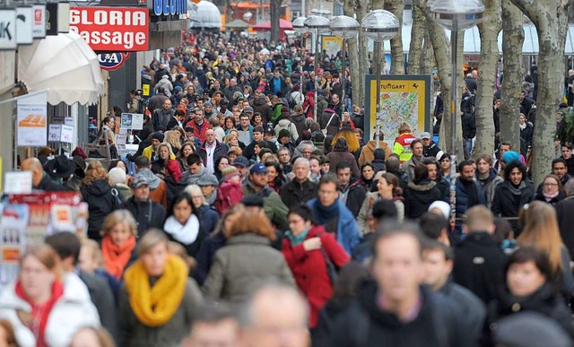 Ein Strom von Menschen in Stuttgart &#...ere Bundeslnder weg als von dort zu.   | Foto: Franziska Kraufmann (dpa)