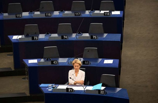 Ursula von der Leyen im Parlament  | Foto: Marijan Murat (dpa)