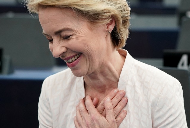 Ursula von der Leyen nach der Bekanntgabe des Abstimmungsergebnisses  | Foto: Michael Kappeler (dpa)