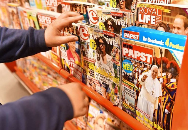 Der Griff in den Zeitschriftenstand: W...ne Artikel digital einzeln auswhlen?   | Foto: Jens Kalaene