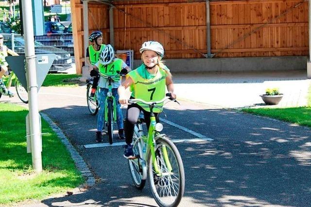 Endlich drfen wir mit dem Fahrrad zur Schule fahren