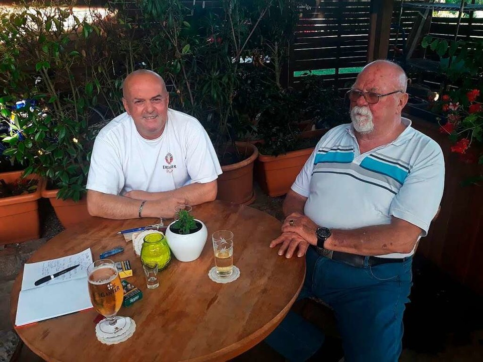 Wirt Gzim Alija (links) und Gerhard Speck  | Foto: Andreas Meinzer